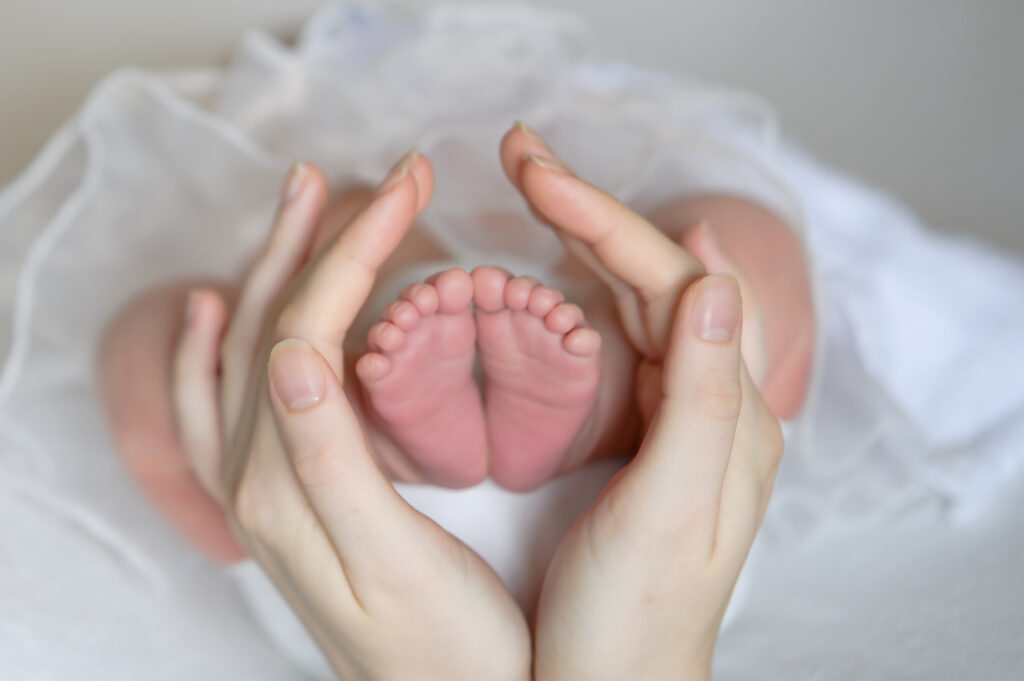 Newbornfotografie zaandam. Kleine handjes en voetjes. Detail foto`s newborn